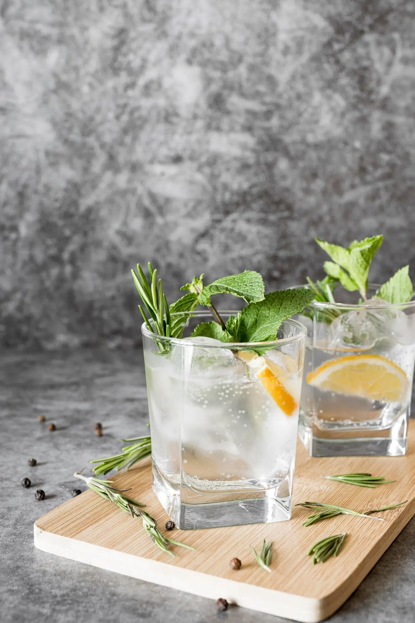 Hochprozentiges alkoholisches Getränk und Minze